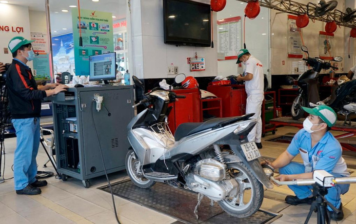Khu vực đo kiểm khí thải xe máy tại một hãng Khu vực đo kiểm khí thải xe máy tại một hãng