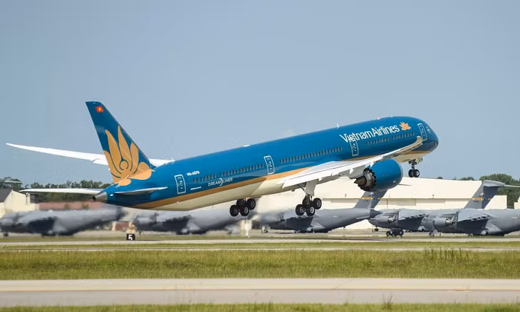 Máy bay Boeing 787-10 của Vietnam Airlines tại sân bay Seattle (Mỹ)