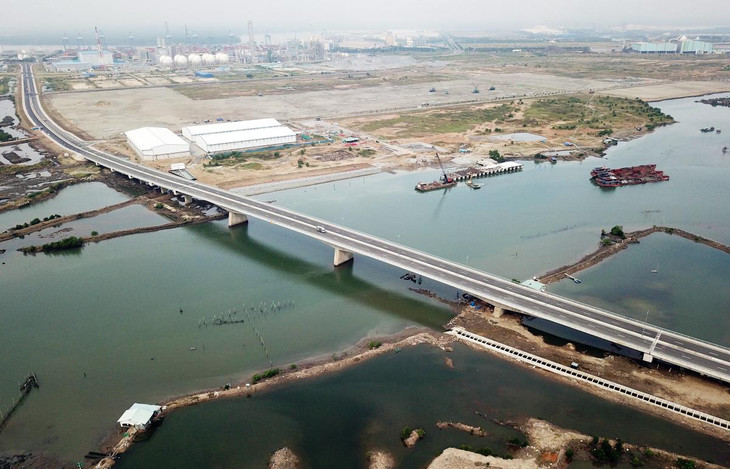 Dự án có cầu Mỏ Nhát bắc qua con sông cùng tên dài 696 m, mặt cắt ngang cầu 20 m, gồm bốn làn xe