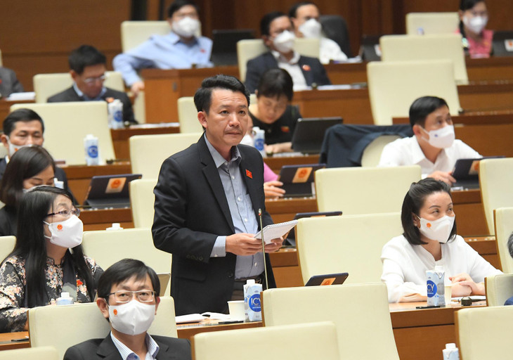 Đại biểu Trần Quang Minh - Đoàn ĐBQH tỉnh Quảng Bình đặt câu hỏi chất vấn. Đại biểu Trần Quang Minh - Đoàn ĐBQH tỉnh Quảng Bình đặt câu hỏi chất vấn.