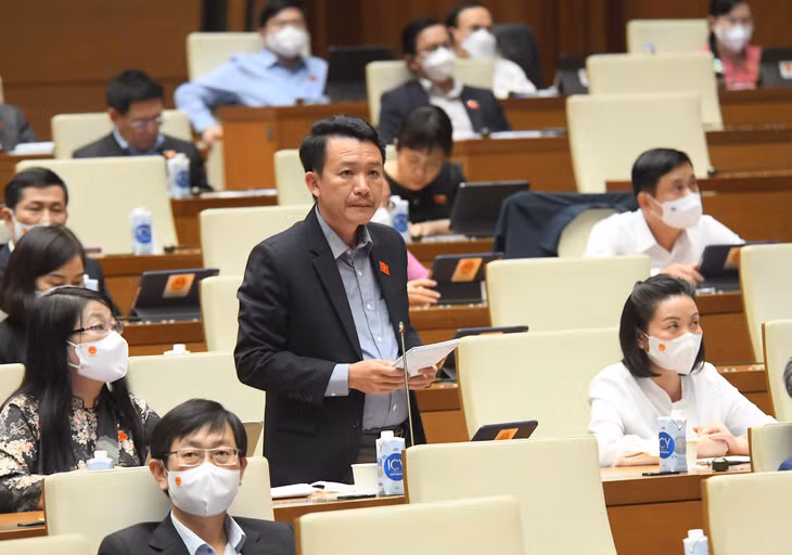 Đại biểu Trần Quang Minh - Đoàn ĐBQH tỉnh Quảng Bình đặt câu hỏi chất vấn.