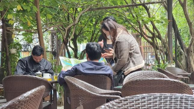 Nhân viên BĐS quảng cáo Dự án Khu đô thị NIDCO Thịnh Lợi tại các quán cafe thành phố Vinh.