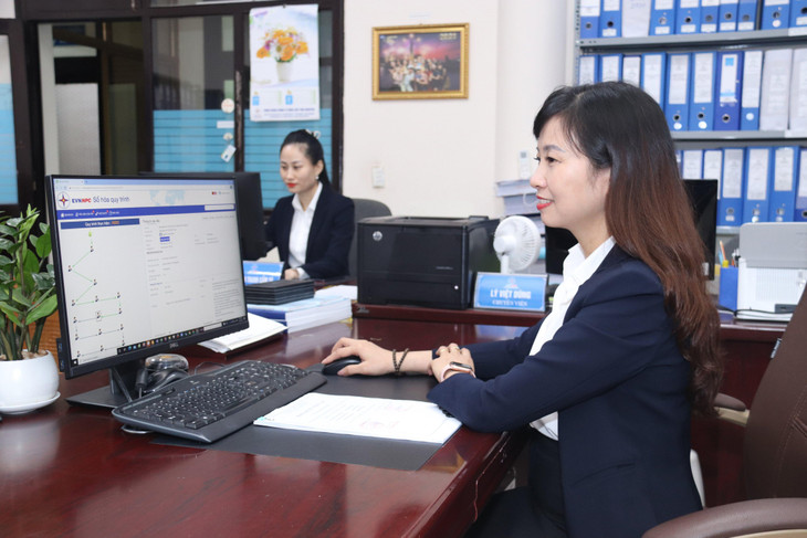 Chuyên viên phòng tài chính kế toán Công ty Điện lực Thái Nguyên (đơn vị trực thuộc EVNNPC) đang áp dụng thực hiện quy trình giải ngân