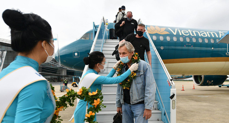 Đoàn khách đầu tiên được tặng hoa ngay khi xuống tàu bay