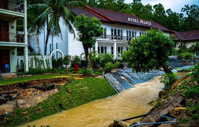 Sân vườn resort Hoàng Gia bị sụt lún sau khi xảy ra sự cố sập mương thoát nước