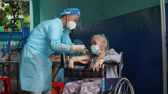 Tiêm vắc-xin Covid-19 cho người dân