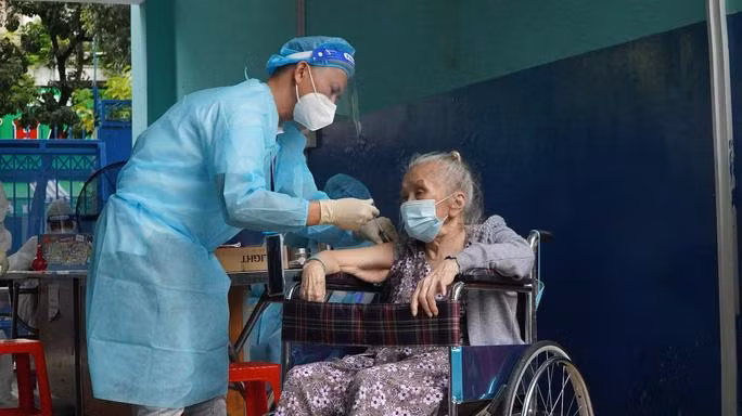 Tiêm vắc-xin Covid-19 cho người dân