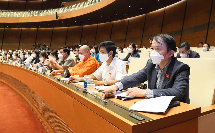 Các đại biểu nhấn nút biểu quyết Các đại biểu nhấn nút biểu quyết