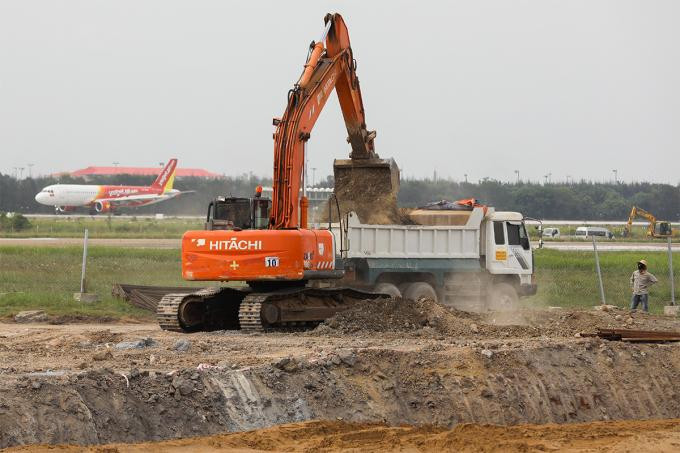 Công trường thi công đường băng Tân Sơn Nhất