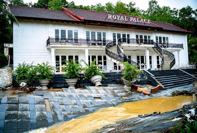 Sân vườn của resort Hoàng Gia, TP. Quy Nhơn bị sụt lún biến thành dòng sông chảy xiết Sân vườn của resort Hoàng Gia, TP. Quy Nhơn bị sụt lún biến thành dòng sông chảy xiết