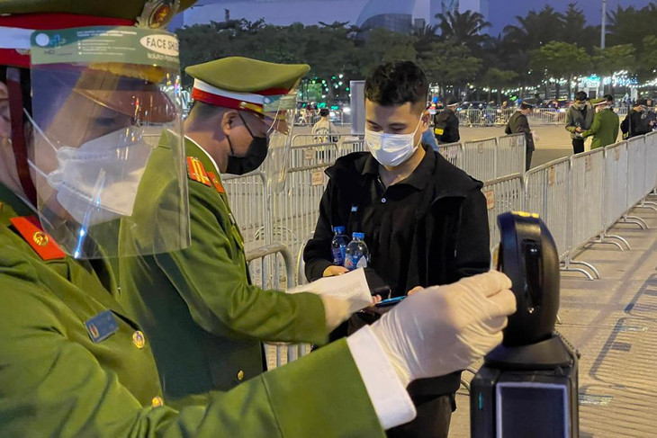 Cảnh sát kiểm soát cổ động viên vào sân Mỹ Đình Cảnh sát kiểm soát cổ động viên vào sân Mỹ Đình