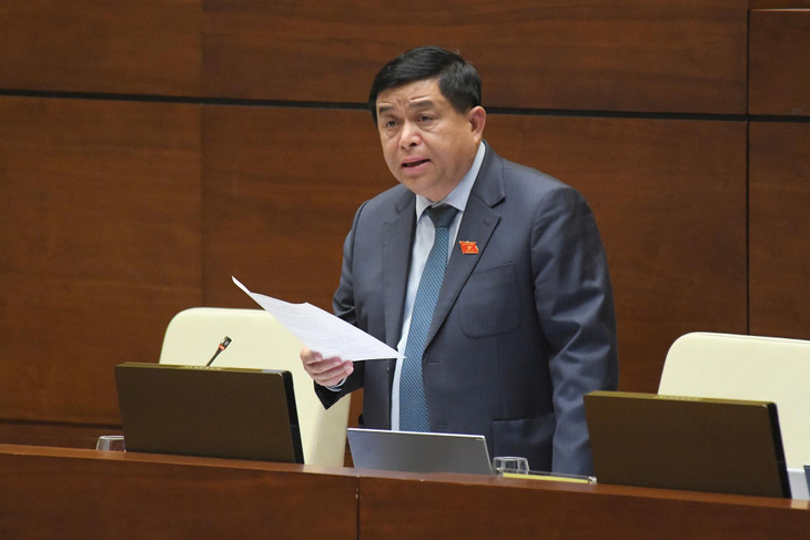 Bộ trưởng Bộ Kế hoạch và Đầu tư Nguyễn Chí Dũng trả lời chất vấn của các đại biểu Quốc hội.