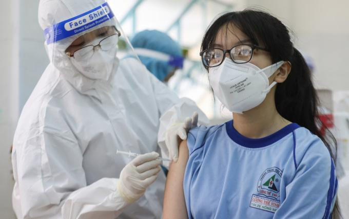 Tiêm vaccine Pfizer cho trẻ trên 12 tuổi tại trường THPT Lương Thế Vinh (Quận 1)