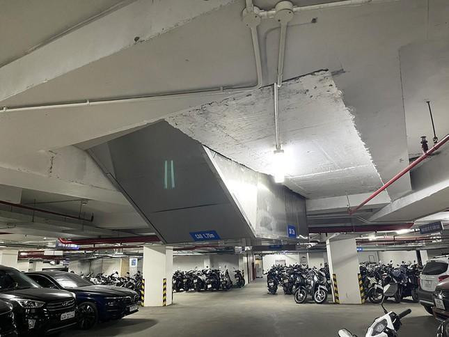 Dân cư tại chung cư F-Home đang kêu cứu vì tầng 1 cao 4m được chủ đầu tư cắt ngang để làm thành 2 tầng để xe, trở thành "quả bom xăng" dưới tòa nhà 26 tầng.