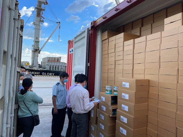 Viện Y tế Công cộng cùng các bên liên quan xuống lấy mẫu kiểm nghiệm lô sữa viện trợ Viện Y tế Công cộng cùng các bên liên quan xuống lấy mẫu kiểm nghiệm lô sữa viện trợ