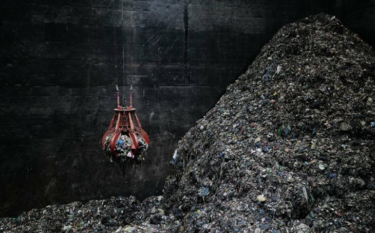 Bên trong bể chứa rác của nhà máy, trong đó bể lớn chứa được 25.000 tấn rác