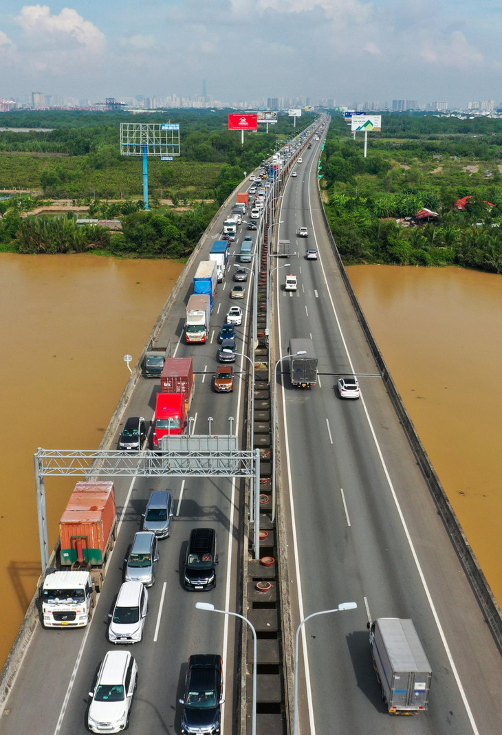 Sáng 26/7, cao tốc TP.HCM - Long Thành - Dầu Giây bắt đầu khai thác hệ thống thu phí dịch vụ điện tử tự động (ETC). Công nghệ được áp dụng với các trạm trên toàn quốc. Từ 8h, cao tốc hướng từ TP.HCM về Đồng Nai ùn ứ kéo dài, các xe nhích chậm. Một số xe đi vào làn đường khẩn cấp trái quy định.