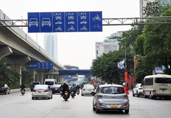 Biển báo phân làn trên đường Nguyễn Trãi hiện tại