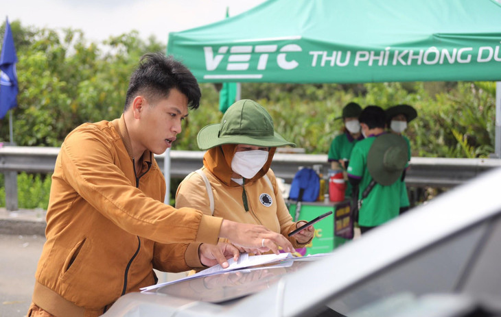 Tài xế Hữu Lộc (ngụ TP Thủ Đức) cho biết anh chưa nắm thông tin triển khai thu phí không dừng trên toàn tuyến. Trong lúc dừng chờ dán thẻ ETC, anh Lộc cho hay sáng nay đã mất gần nửa giờ mới qua được trạm thu phí cao tốc TP.HCM - Long Thành. &quot;Tôi nghĩ đa số xe đi làn tổng hợp nên dù có làn ETC thì tình trạng kẹt xe vẫn xảy ra&quot;, nam tài xế nói.