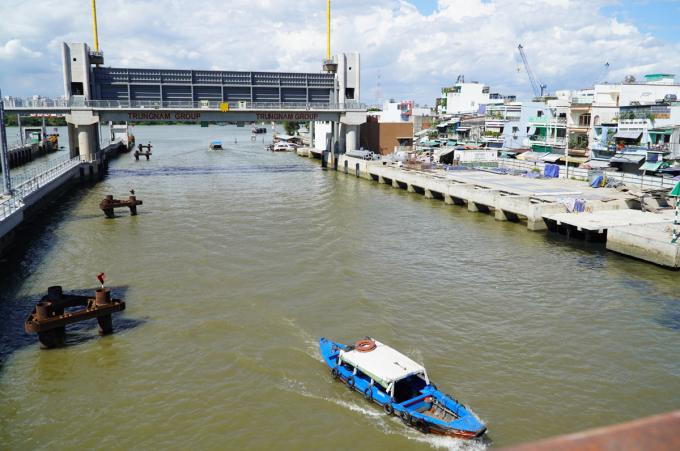 Công trường thi công cống Tân Thuận - một trong 6 cống ngăn triều thuộc dự án