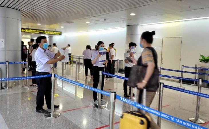Khách khai báo y tế ở luồng riêng khi làm thủ tục nhập cảnh tại sân bay Tân Sơn Nhất