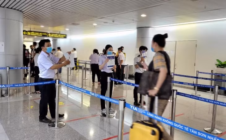 Khách khai báo y tế ở luồng riêng khi làm thủ tục nhập cảnh tại sân bay Tân Sơn Nhất