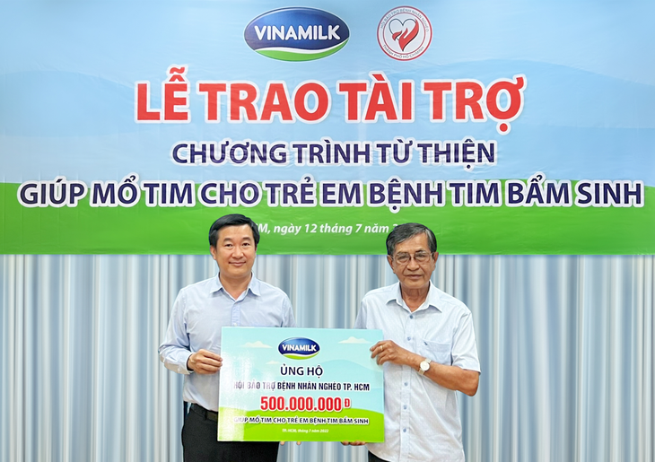 Ông Đỗ Thanh Tuấn – Giám đốc Đối Ngoại Vinamilk (bên trái) đại diện trao kinh phí hỗ trợ chương trình mổ tim miễn phí cho các bệnh nhi có hoàn cảnh khó khăn. Ông Đỗ Thanh Tuấn – Giám đốc Đối Ngoại Vinamilk (bên trái) đại diện trao kinh phí hỗ trợ chương trình mổ tim miễn phí cho các bệnh nhi có hoàn cảnh khó khăn.