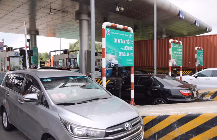 Hiện, các tài xế sử dụng tiền mặt, xé vé giấy vẫn được điều khiển xe vào các làn. VEC áp dụng hình thức xử lý đặc biệt, vừa tự động, vừa thu phí thủ công tới 1/8.