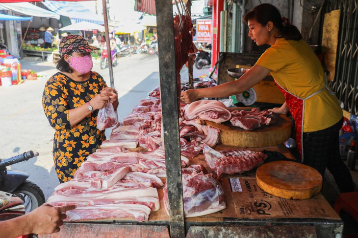 Người dân mua thịt heo ở khu chợ Người dân mua thịt heo ở khu chợ