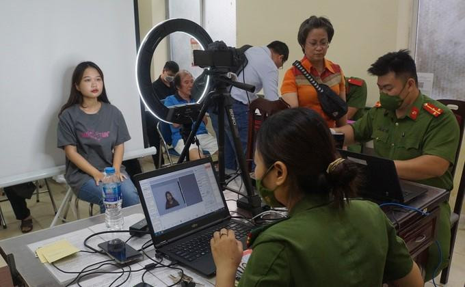 Trong tháng cao điểm, lực lượng Công an Hà Nội sẽ làm thủ tục cấp CCCD cho người dân từ khoảng 7h đến 23h hàng ngày