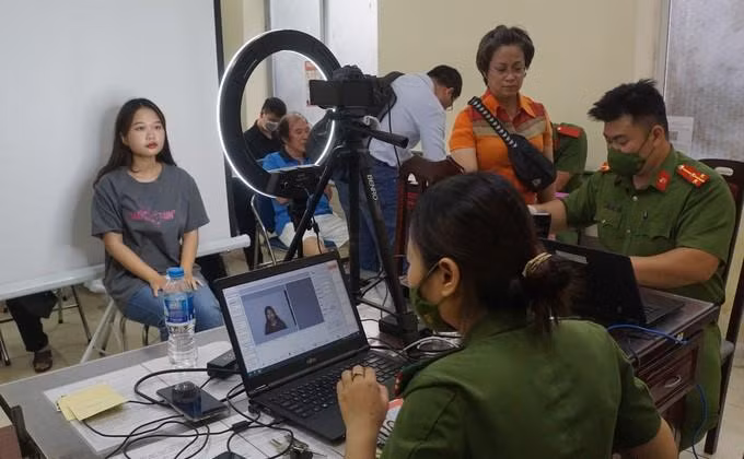 Trong tháng cao điểm, lực lượng Công an Hà Nội sẽ làm thủ tục cấp CCCD cho người dân từ khoảng 7h đến 23h hàng ngày
