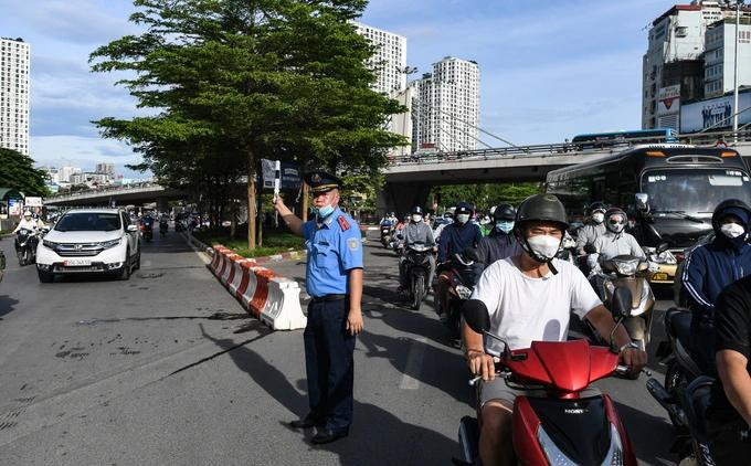 Hà Nội tiếp tục thí điểm tổ chức lại giao thông tại các nút giao là điểm "nóng" về ùn tắc. Hà Nội tiếp tục thí điểm tổ chức lại giao thông tại các nút giao là điểm "nóng" về ùn tắc.