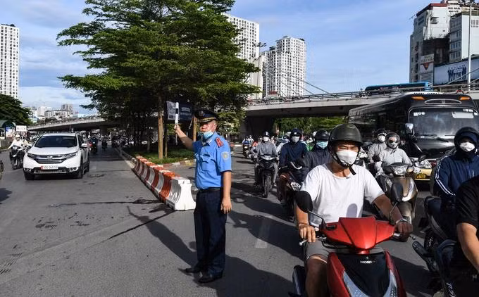 Hà Nội tiếp tục thí điểm tổ chức lại giao thông tại các nút giao là điểm "nóng" về ùn tắc.