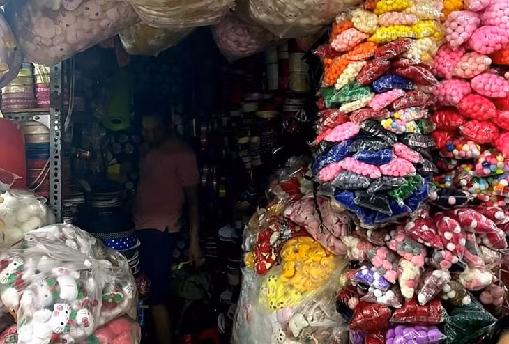 Bên trong sạp của tiểu thương tại chợ Đại Quang Minh tối om vì không có điện