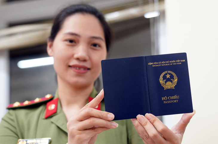 Hộ chiếu Việt Nam theo mẫu mới có màu xanh tím than