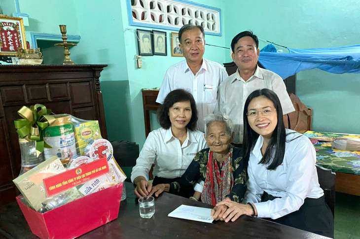 Đại diện Công đoàn EVNHCMC thăm và tặng quà cho Mẹ Việt Nam anh hùng Bùi Thị Tám