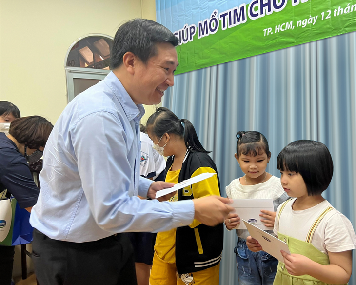 Bé Kỳ Duyên (áo thun trắng, váy xanh) nhận quà động viên từ đại diện công ty Vinamilk. Bé Kỳ Duyên (áo thun trắng, váy xanh) nhận quà động viên từ đại diện công ty Vinamilk.