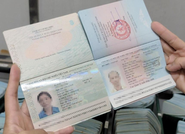 Mẫu hộ chiếu mới (trái) so với mẫu cũ