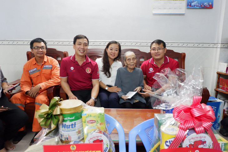 Đại diện Ban chấp hành Công đoàn và Ban Thường vụ Đoàn Thanh niên EVNHCMC thăm và tặng quà Mẹ Việt Nam anh hùng Nguyễn Thị Lai