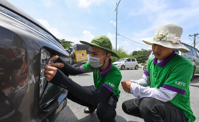 Dán thẻ ETC trước trạm thu phí cao tốc TP.HCM - Long Thành - Dầu Giây