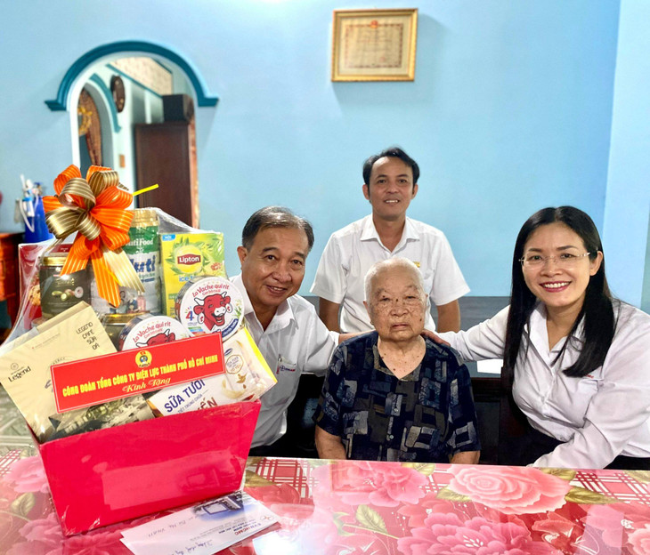 Đại diện Công đoàn EVNHCMC thăm và tặng quà cho Mẹ Việt Nam anh hùng Huỳnh Thị Sê