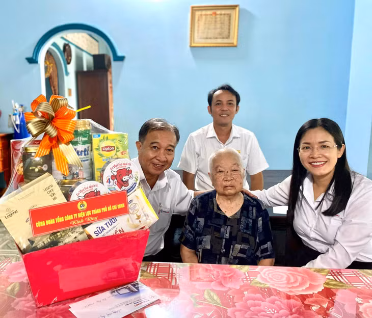 Đại diện Công đoàn EVNHCMC thăm và tặng quà cho Mẹ Việt Nam anh hùng Huỳnh Thị Sê