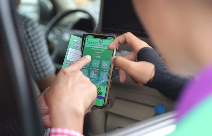 Theo ông Hồ Vinh, Phó tổng giám đốc VEC (chủ đầu tư), người dân có thể thanh toán thu phí ETC thông qua nhiều kênh ngân hàng. Việc thu phí không dừng giúp xe lưu thông qua trạm nhanh hơn, đỡ tốn nhiên liệu.