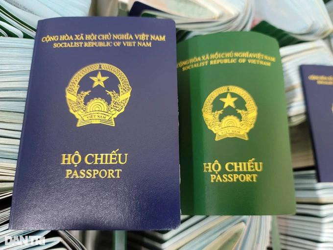 Hộ chiếu mẫu mới của Việt Nam có màu xanh tím than. Bên phải là hộ chiếu mẫu cũ