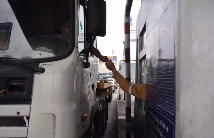 Ông Vinh cũng cho biết trong ngày đầu áp dụng thu phí không dừng trên cao tốc, vẫn còn nhiều xe không đủ điều kiện đi vào làn ETC, hoặc xe có thẻ nhưng chưa kích hoạt tài khoản thu phí.