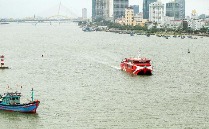 Tàu cao tốc Trưng Trắc chở khách trên sông Hàn