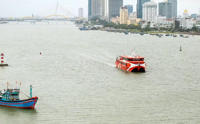 Tàu cao tốc Trưng Trắc chở khách trên sông Hàn