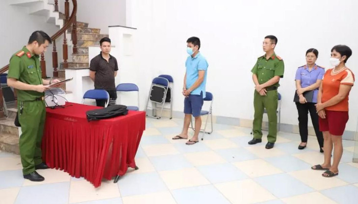 Cơ quan CSĐT Công an tỉnh Yên Bái thi hành lệnh khám xét trụ sở Công ty Đấu giá hợp danh Trường Phát