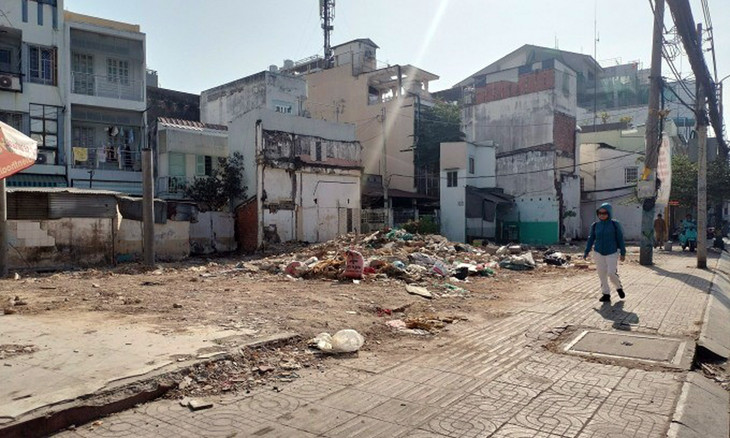 Người dân ở đường Cách Mạng Tháng Tám, Quận 3, tháo dỡ nhà để giao mặt bằng cho Metro số 2