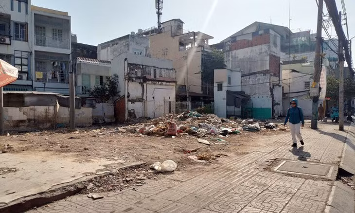 Người dân ở đường Cách Mạng Tháng Tám, Quận 3, tháo dỡ nhà để giao mặt bằng cho Metro số 2 Người dân ở đường Cách Mạng Tháng Tám, Quận 3, tháo dỡ nhà để giao mặt bằng cho Metro số 2